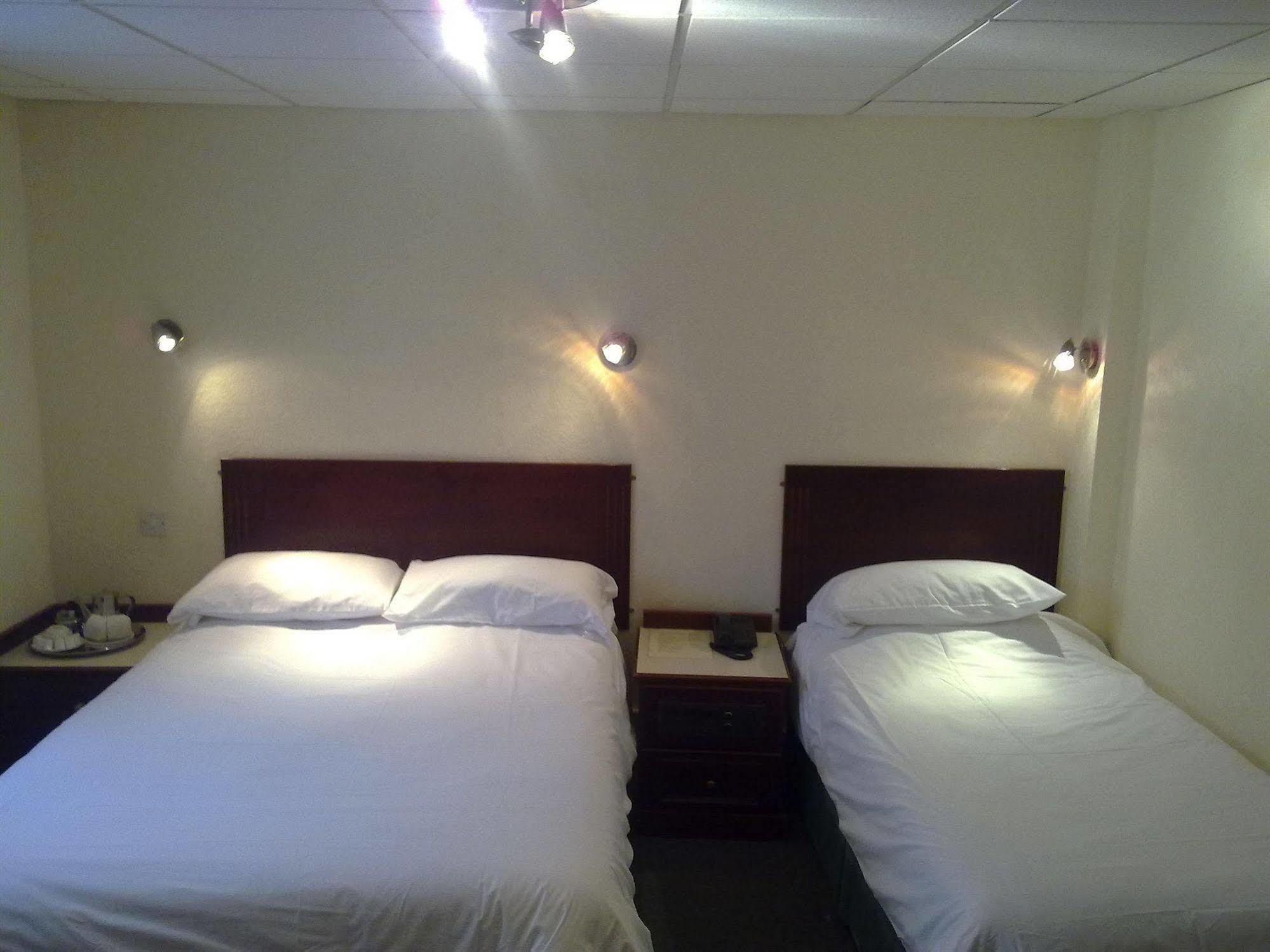 Cedar Tree Hotel Rugeley Room photo